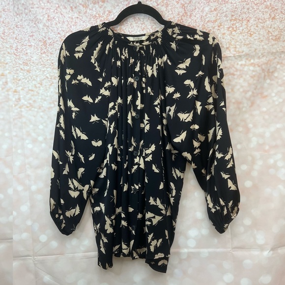 🦄SOLD🦄 Tucker The Classic Blouse in Butterflies, Silk - Picture 2 of 12